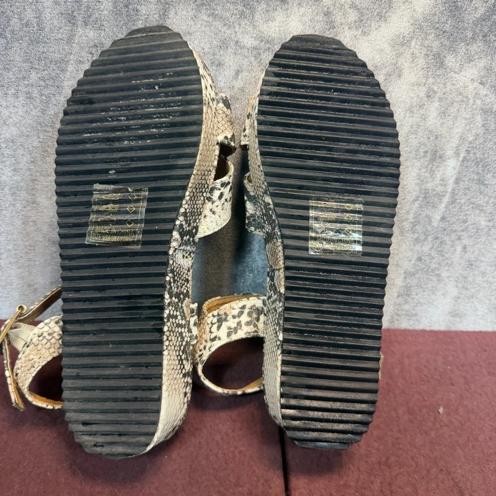 Qupid Platform Sandals Womens Grey Snakeskin Print Size 6 Animal Print Strappy